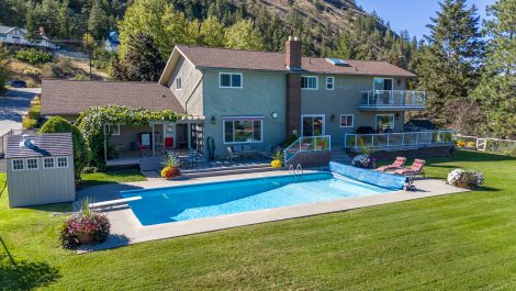 10707 Giants Head Road | $1,450,000 | MLS® 10326856 | Summerland